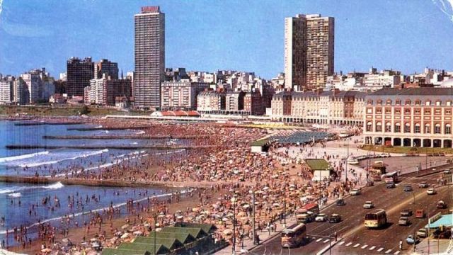Playas Popular y Bristol-década 1970-Mar del Plata.Fte. Wikipedia